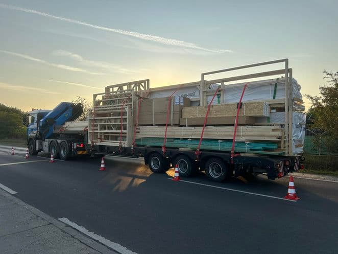 Előre legyártott elemek szállítása készház építés során